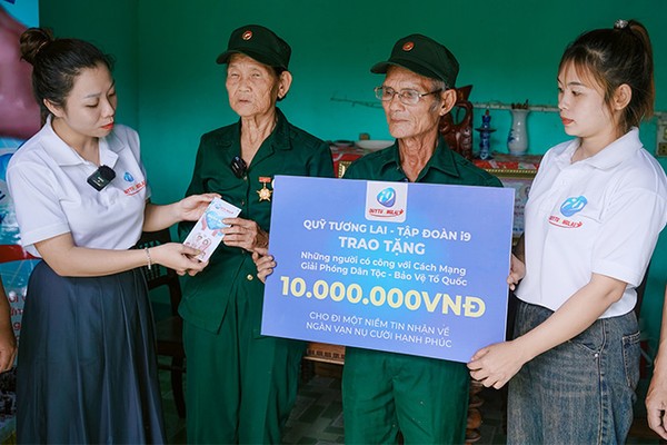 Hình ảnh đại diện cho dịch vụ hỗ trợ khách hàng và cộng đồng người chơi 98win, với các biểu tượng trò chuyện trực tuyến, trung tâm trợ giúp và nhóm người chơi tương tác, tạo cảm giác thân thiện và đáng tin cậy.