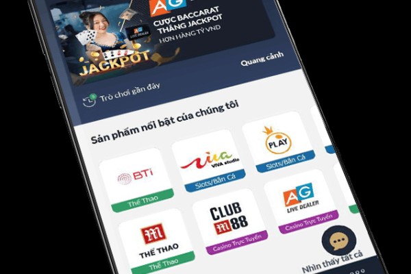 Người dùng đang chơi game 98win Nổ Hũ trên điện thoại