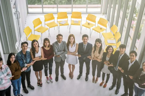 Người chơi đang phân tích dữ liệu trên màn hình với biểu đồ và số liệu